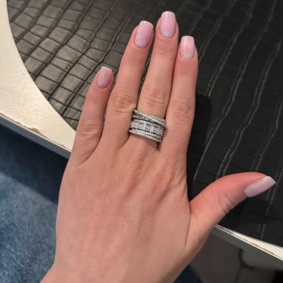 Elegant Zirconia Diamond Crystal Band Silver Ring - Picture 16 of 16